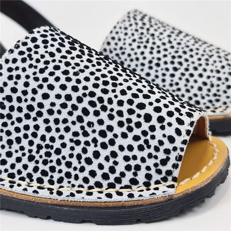 Avarcas Menorquinas Planas Mujer Piel Animal Print 512 Blanco, de C.Ortuño