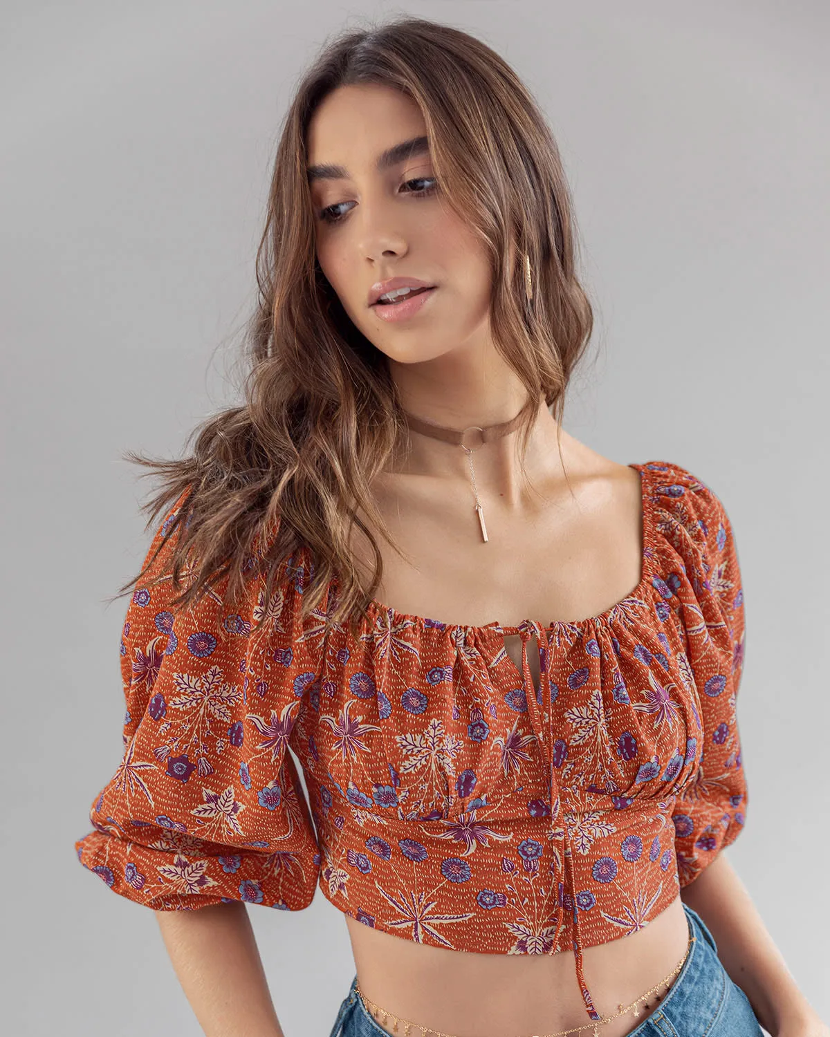 Blusa manga larga crop top con escote tipo corsé