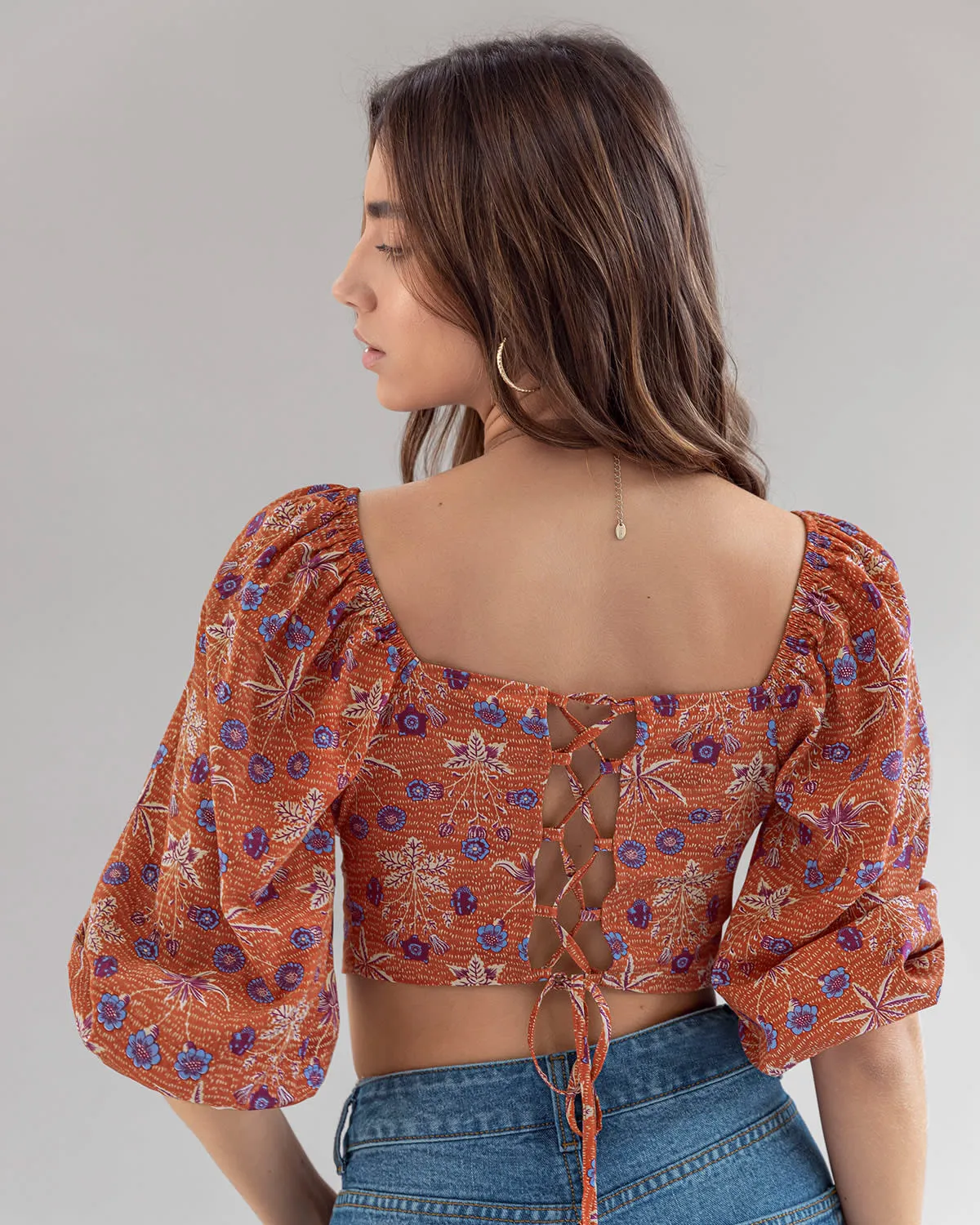 Blusa manga larga crop top con escote tipo corsé