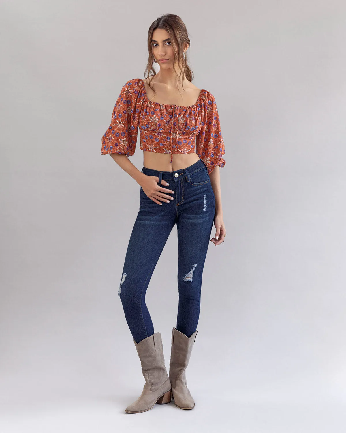 Blusa manga larga crop top con escote tipo corsé