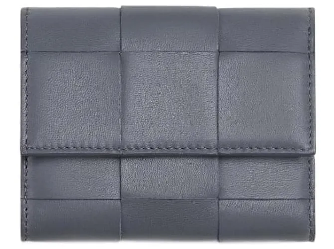 Bottega Veneta Cartera gris con tres pliegues y cremallera alrededor del casete 