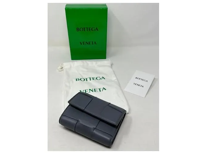 Bottega Veneta Cartera gris con tres pliegues y cremallera alrededor del casete 