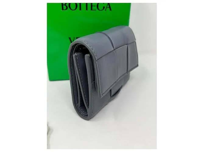 Bottega Veneta Cartera gris con tres pliegues y cremallera alrededor del casete 