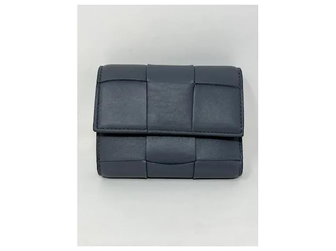 Bottega Veneta Cartera gris con tres pliegues y cremallera alrededor del casete 