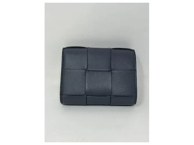 Bottega Veneta Cartera gris con tres pliegues y cremallera alrededor del casete 