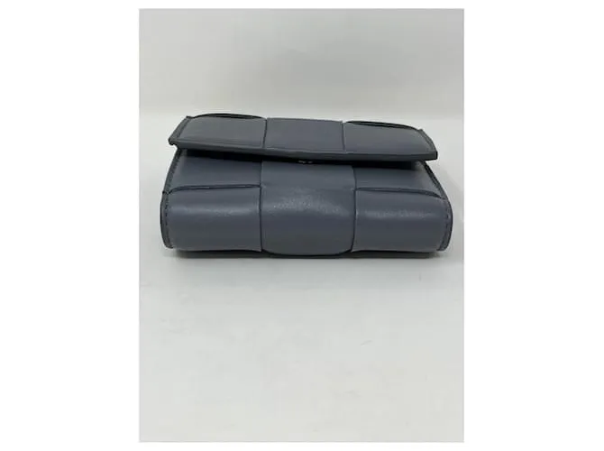 Bottega Veneta Cartera gris con tres pliegues y cremallera alrededor del casete 