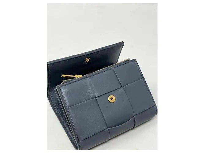 Bottega Veneta Cartera gris con tres pliegues y cremallera alrededor del casete 