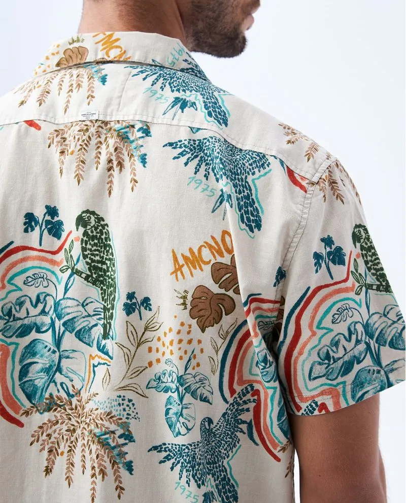 Camisa con estampado tropical para hombre
