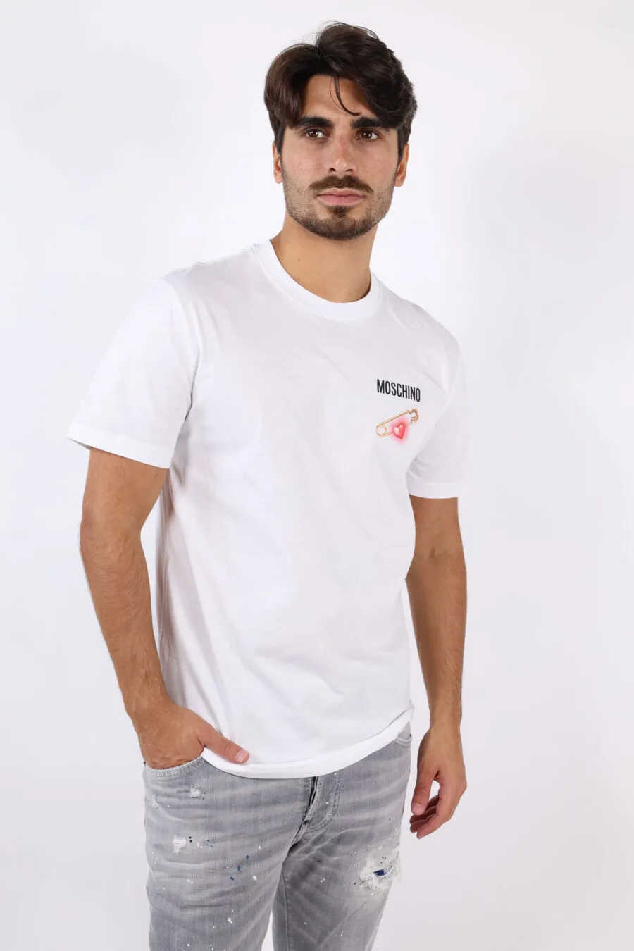Camiseta blanca con minilogo corazón de neón