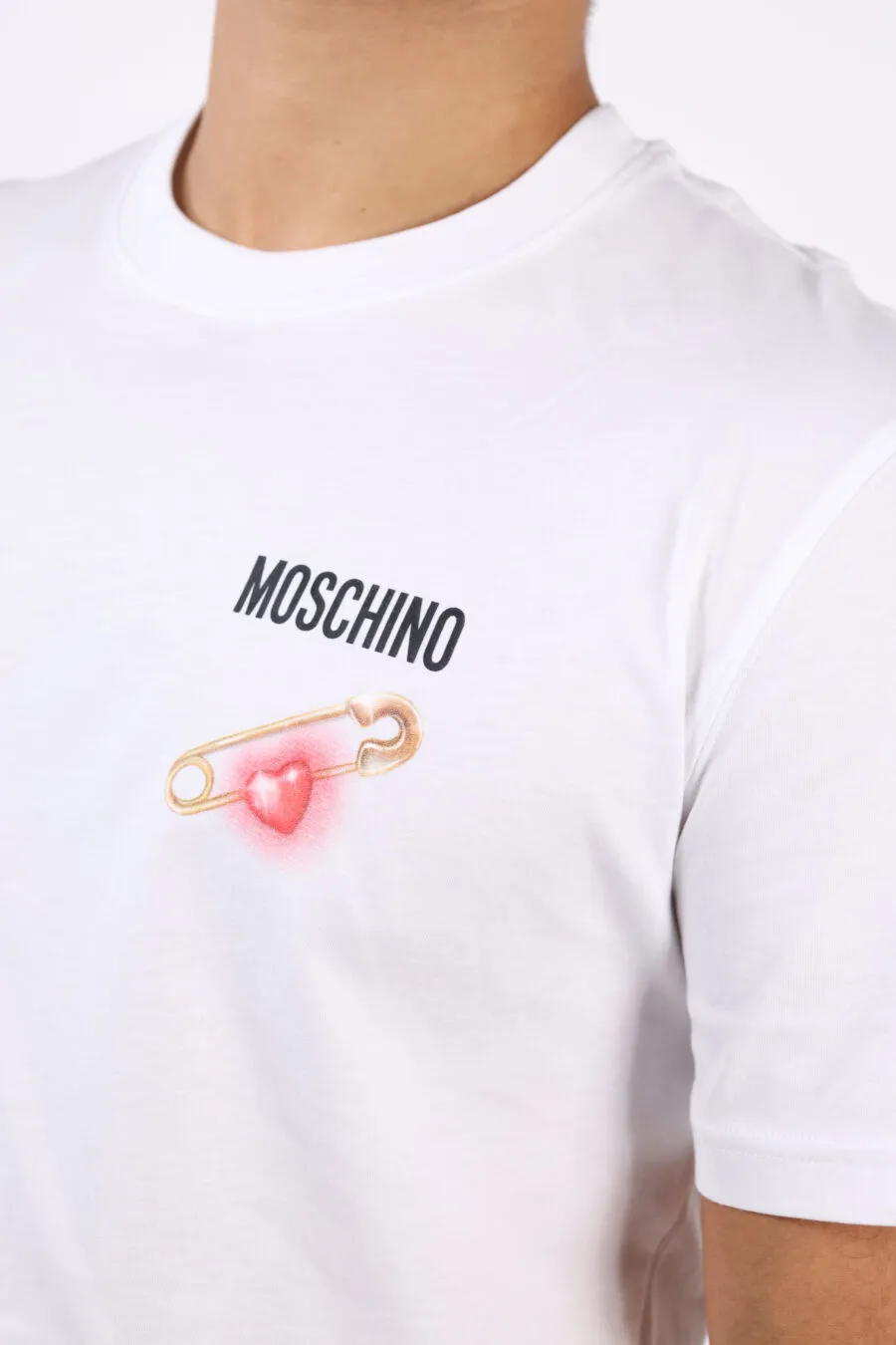 Camiseta blanca con minilogo corazón de neón