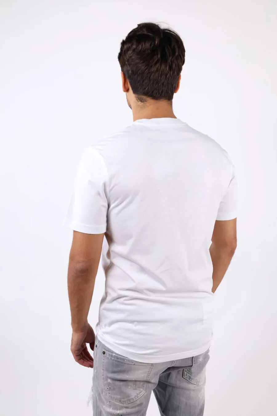 Camiseta blanca con minilogo corazón de neón