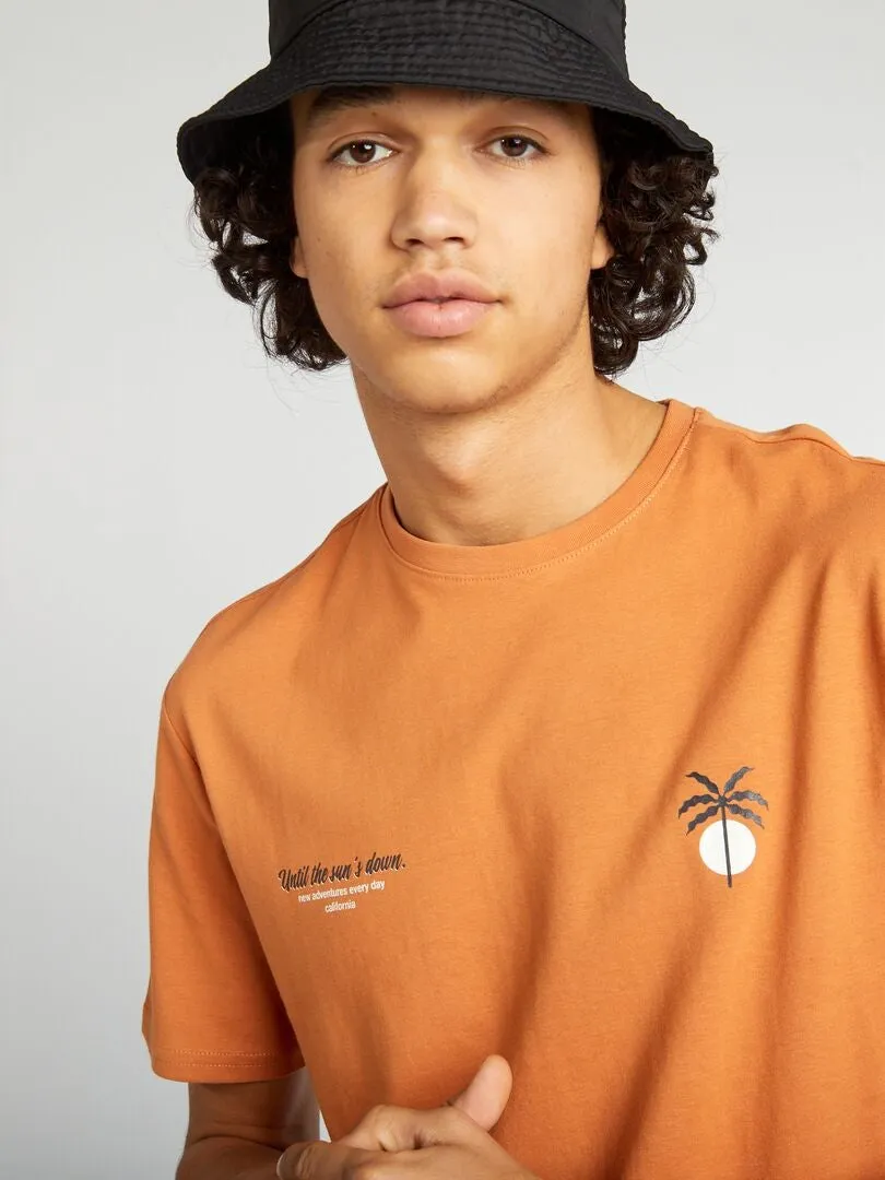 CAMISETA DE MANGA CORTA CON INSCRIPCIONES  MARRON