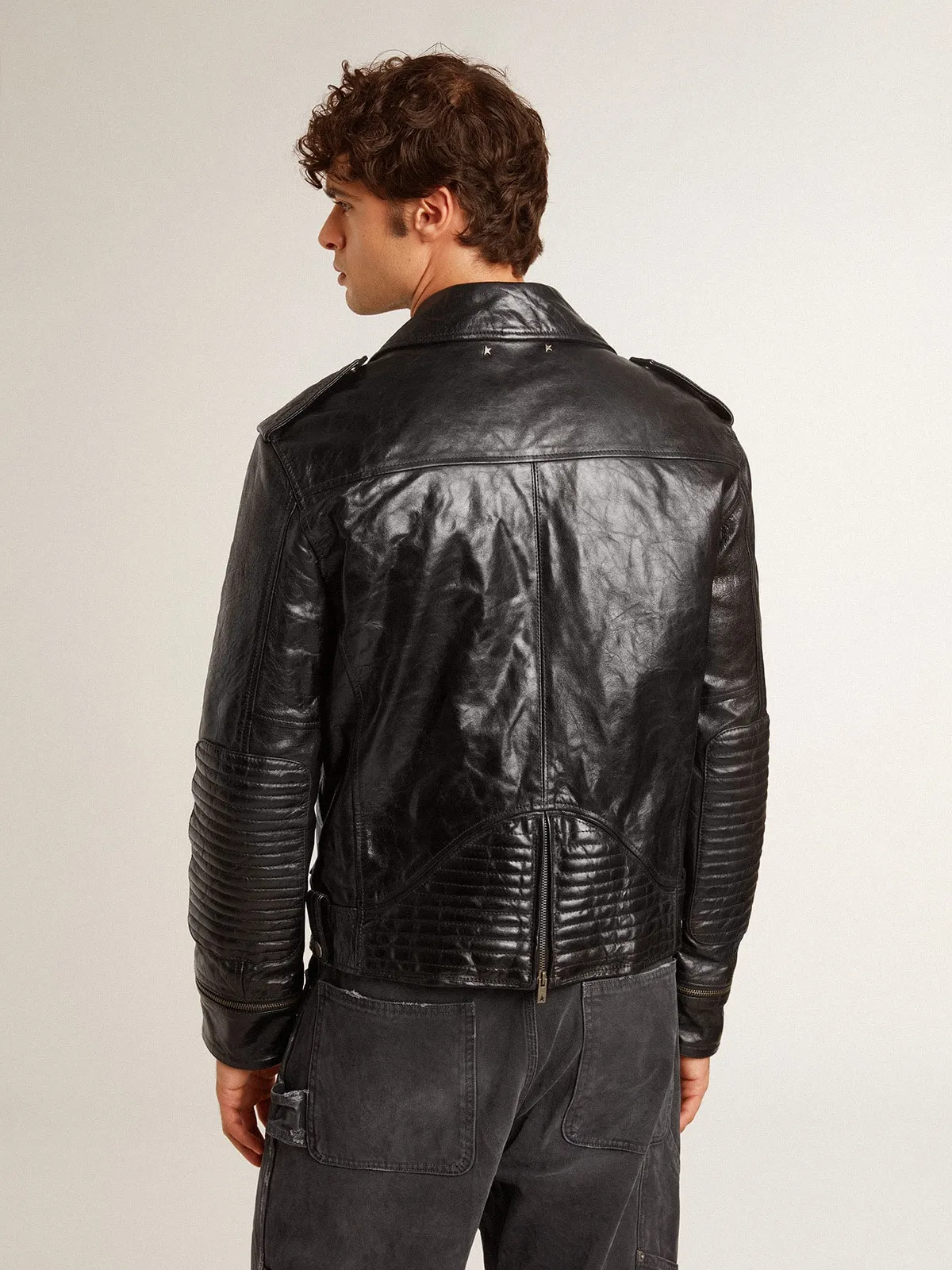 Cazadora perfecto para hombre de color negro con efecto brillante