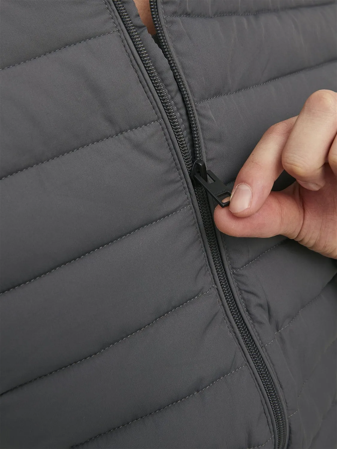 Chaqueta corta acolchada | Gris oscuro | Jack & Jones®