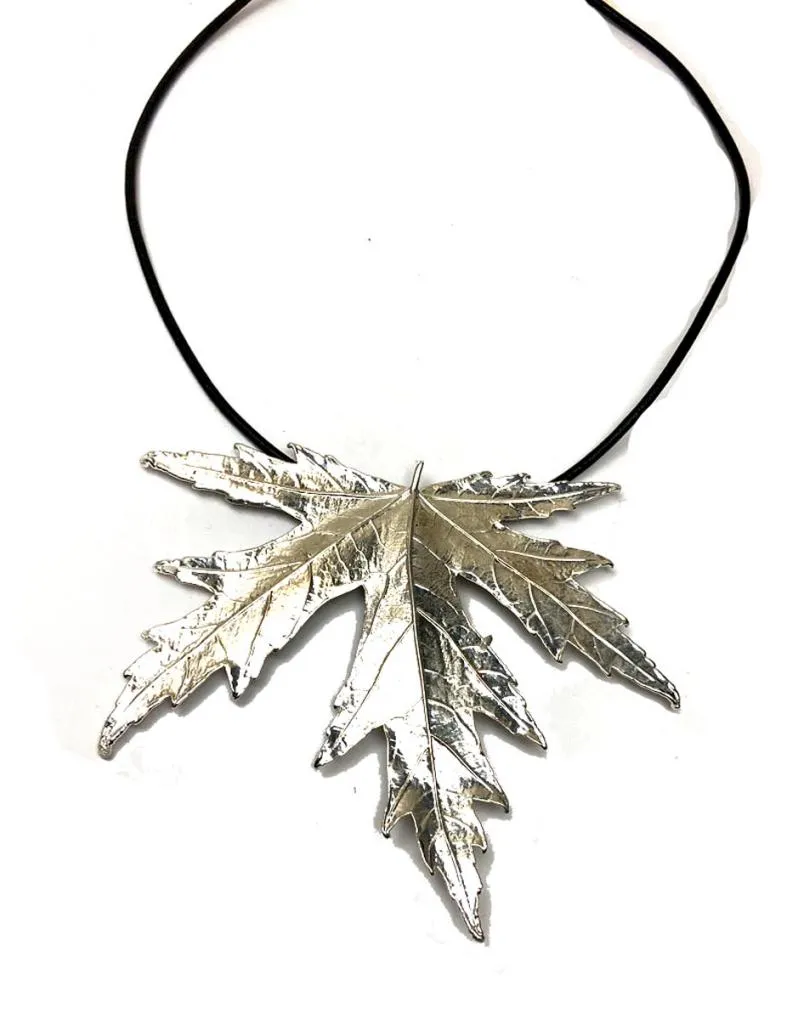 COLGANTES Y COLLARES MUJER PLATA HOJA DE ARCE, TAMBIEN SIRVE DE BROCHE