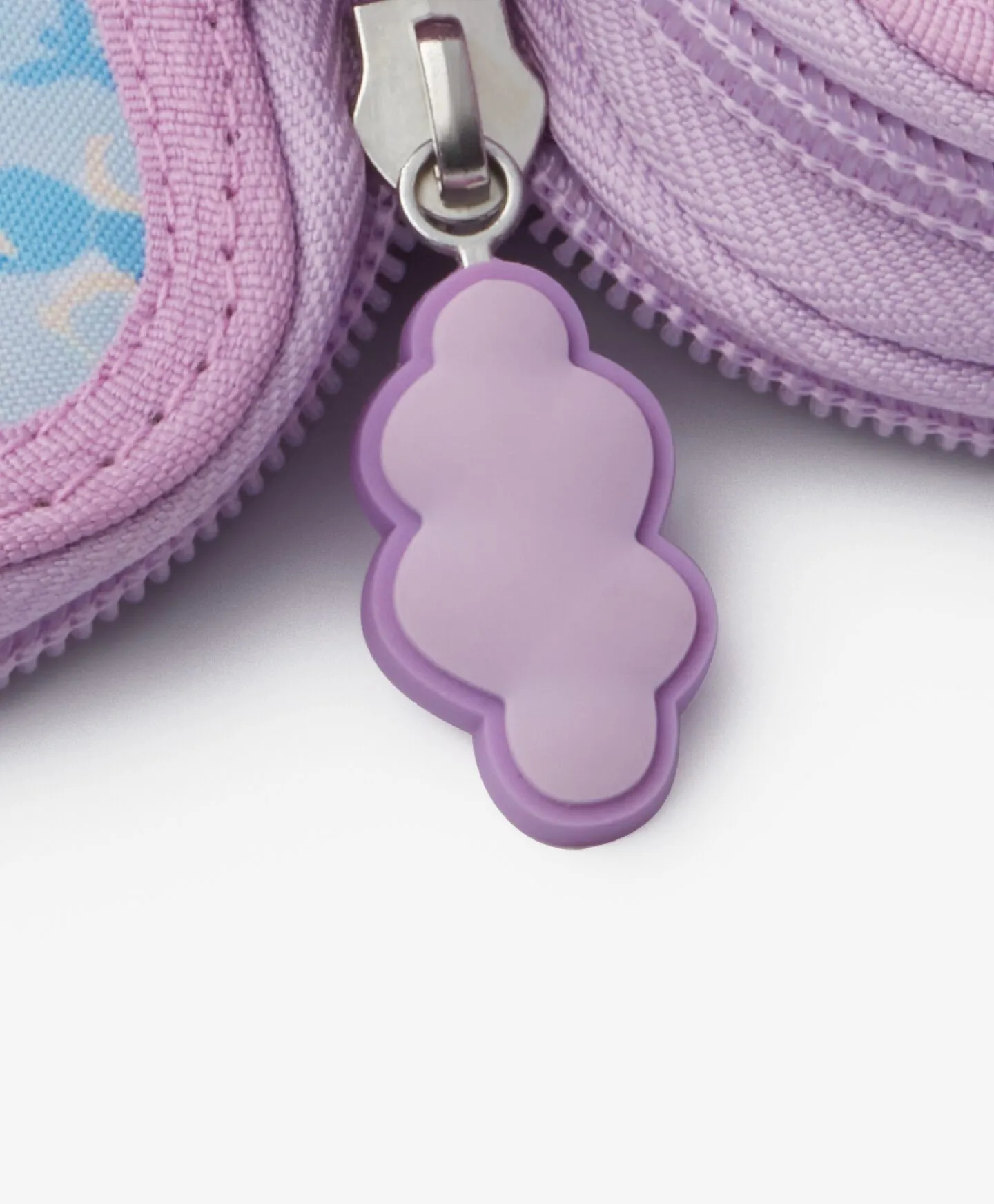 Estuche morado con equipamiento