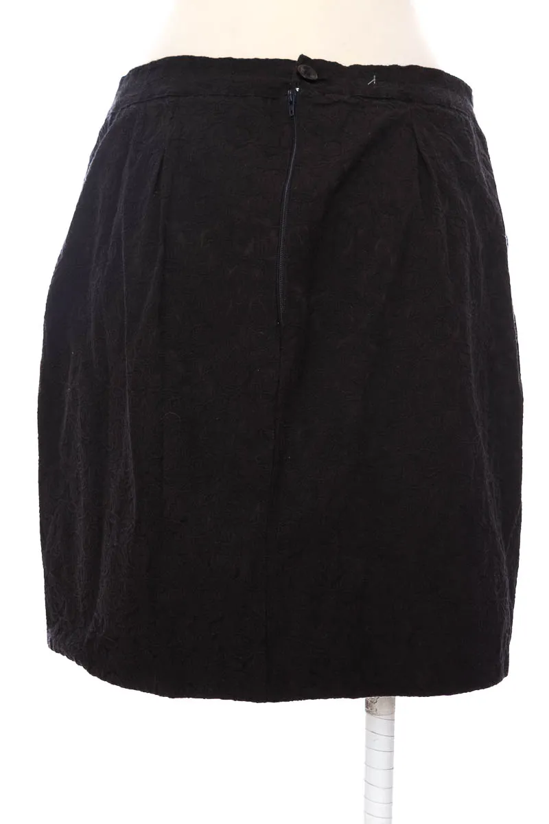 FALDA COLOR NEGRO  CLOSEANDO