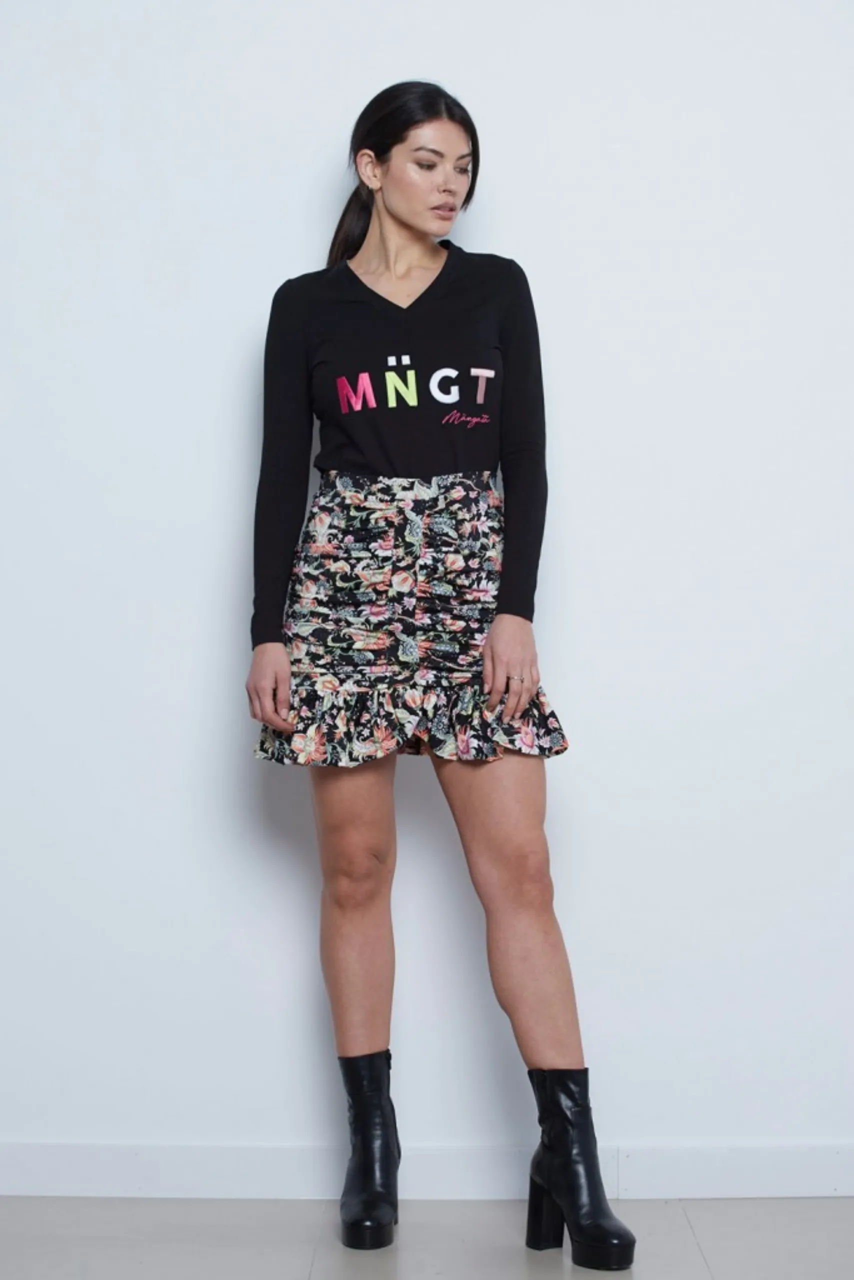 Mangata camiseta negra cuello pico mgt