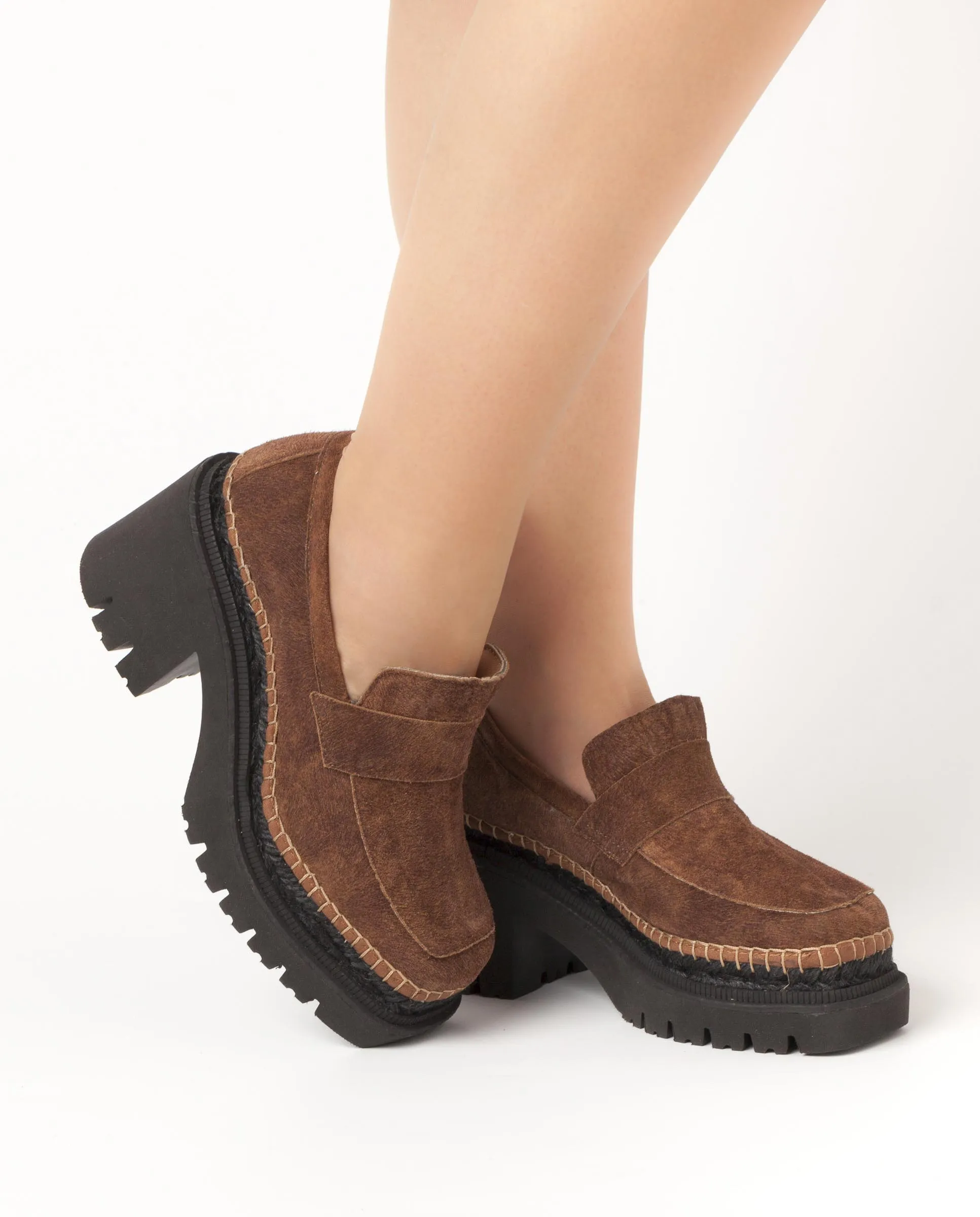Mocasín de tacón en cavallo cuero oscuro Panteta