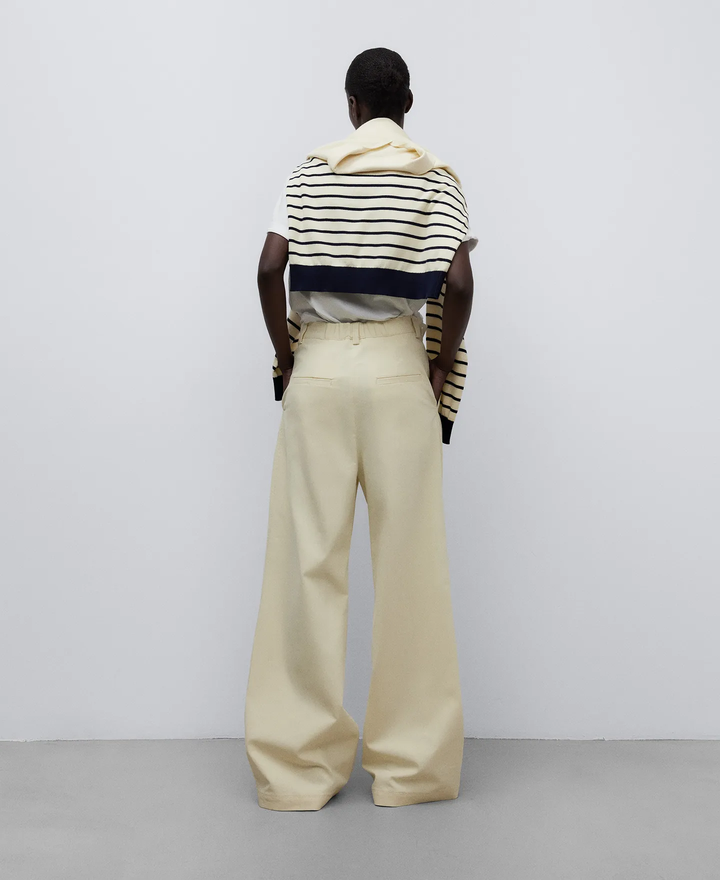 Pantalón pinzas crudo mujer