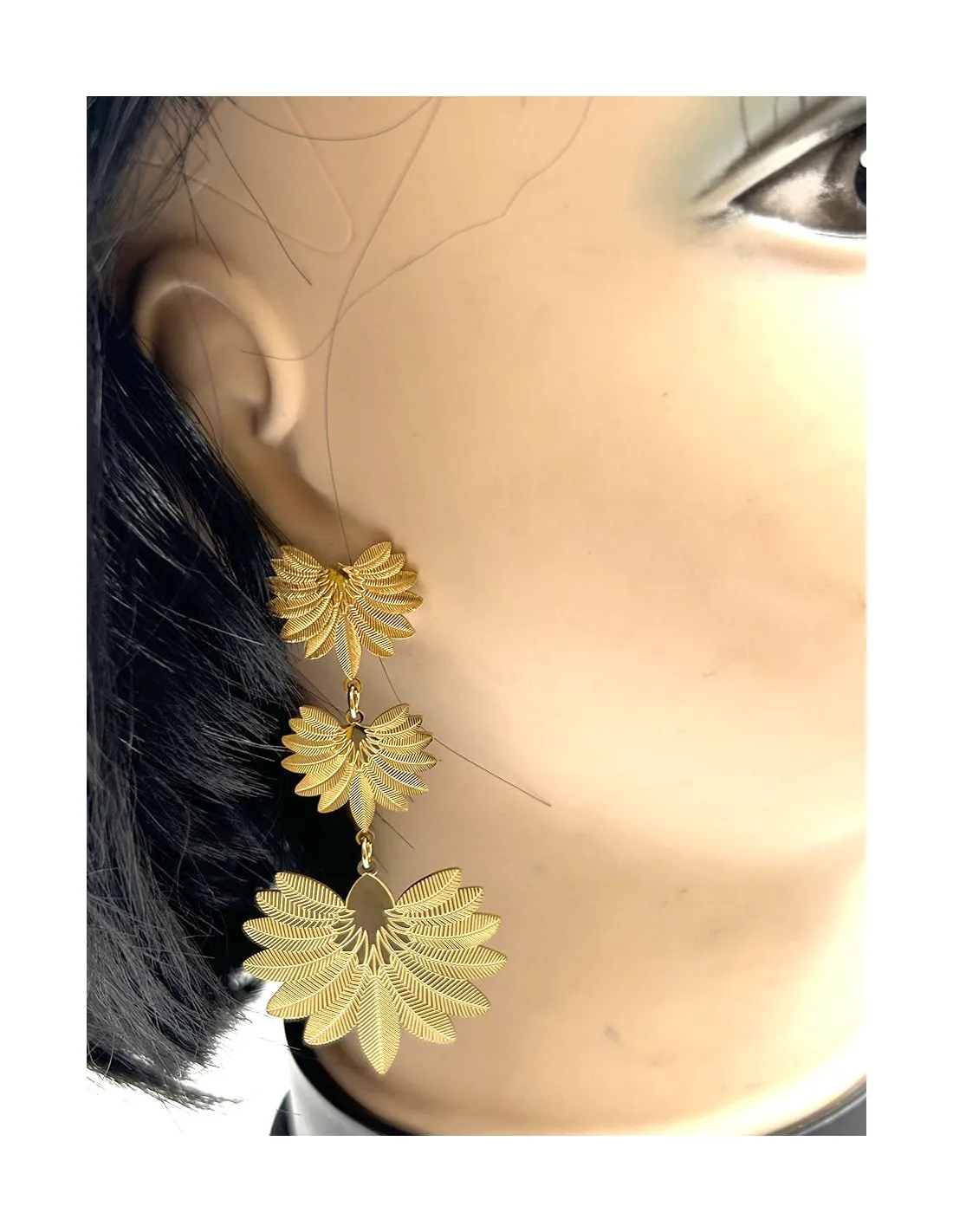PENDIENTES DORADOS DE FIESTA LARGOS CON FLORES EXOTICAS
