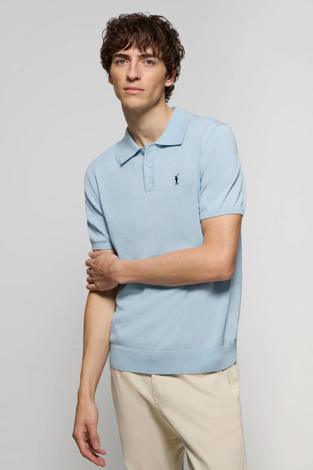 Polo de punto azul celeste con bordado Rigby Go
