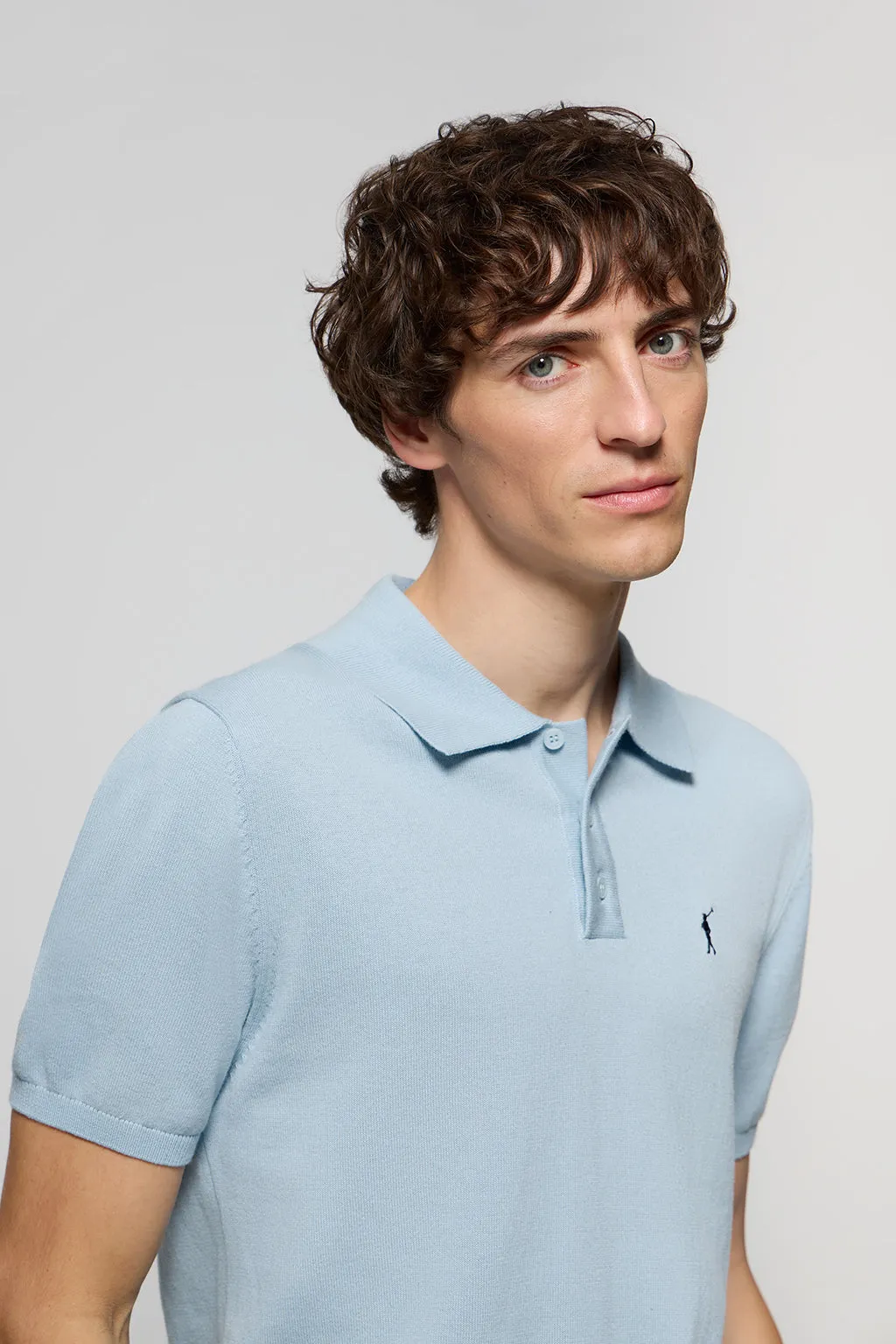 Polo de punto azul celeste con bordado Rigby Go