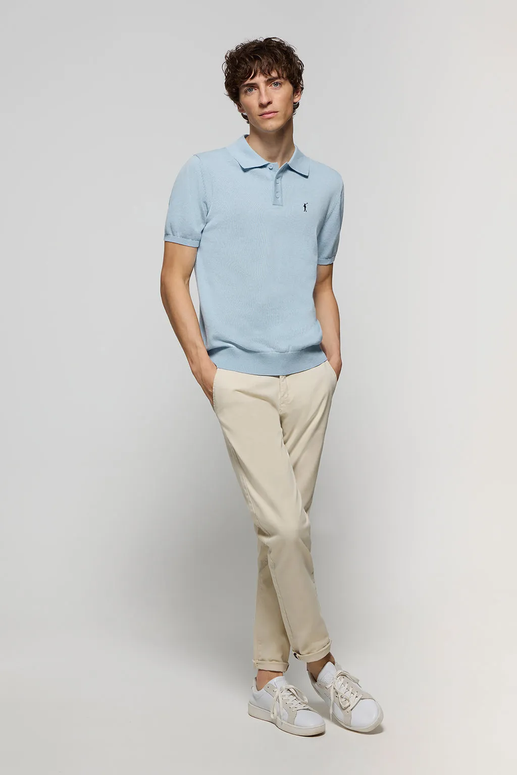 Polo de punto azul celeste con bordado Rigby Go
