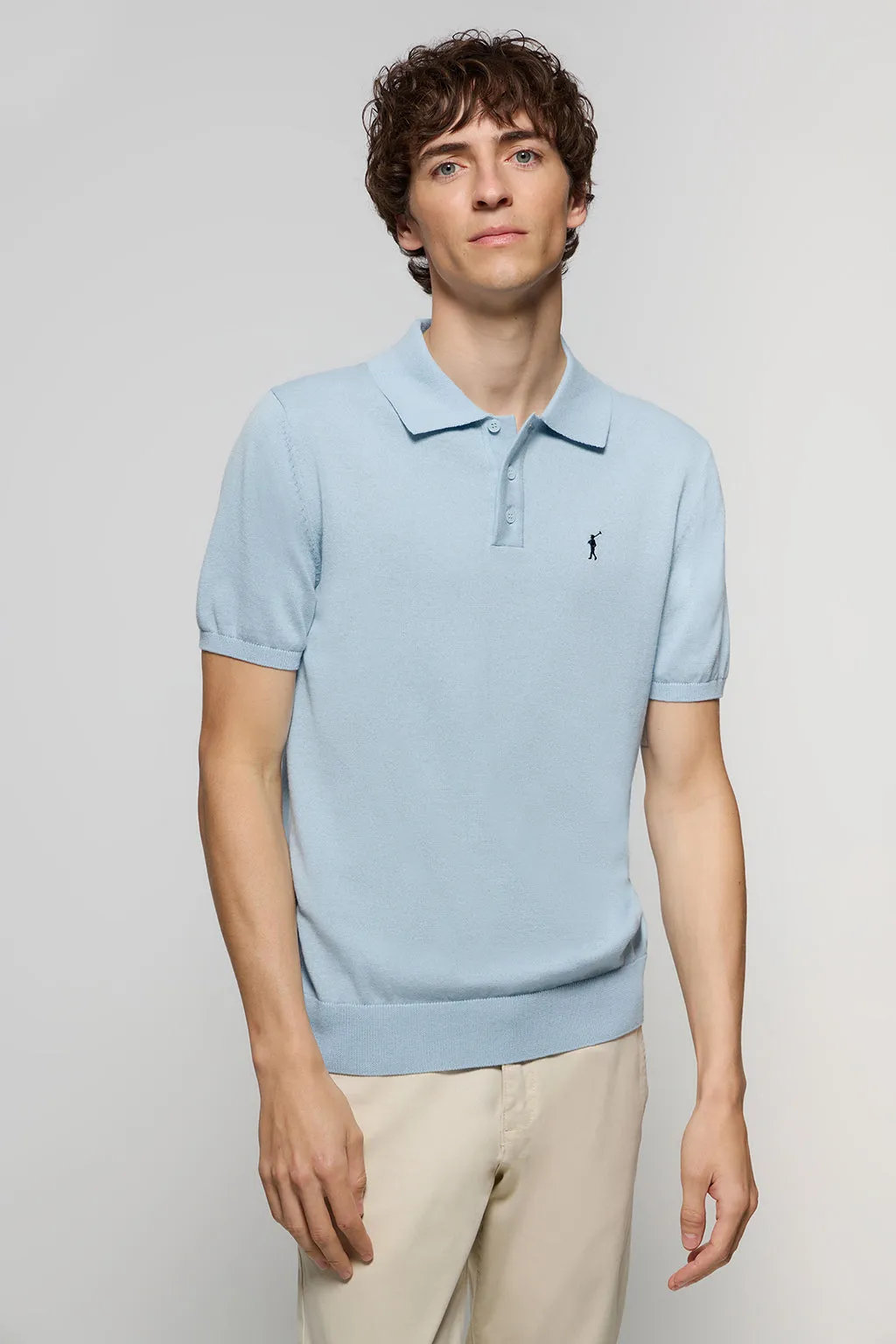 Polo de punto azul celeste con bordado Rigby Go