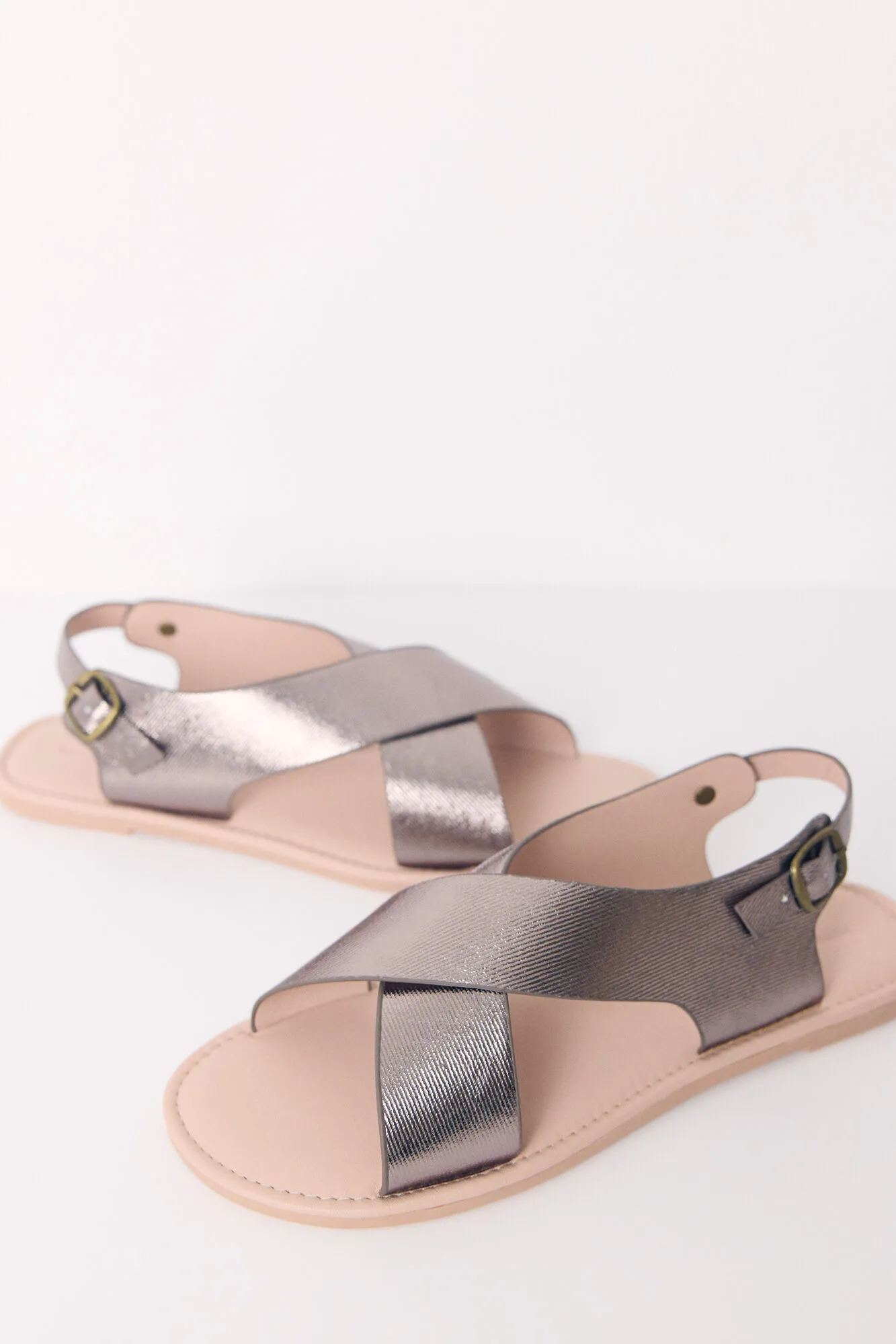 Sandalia plana cruzadas gris brillante