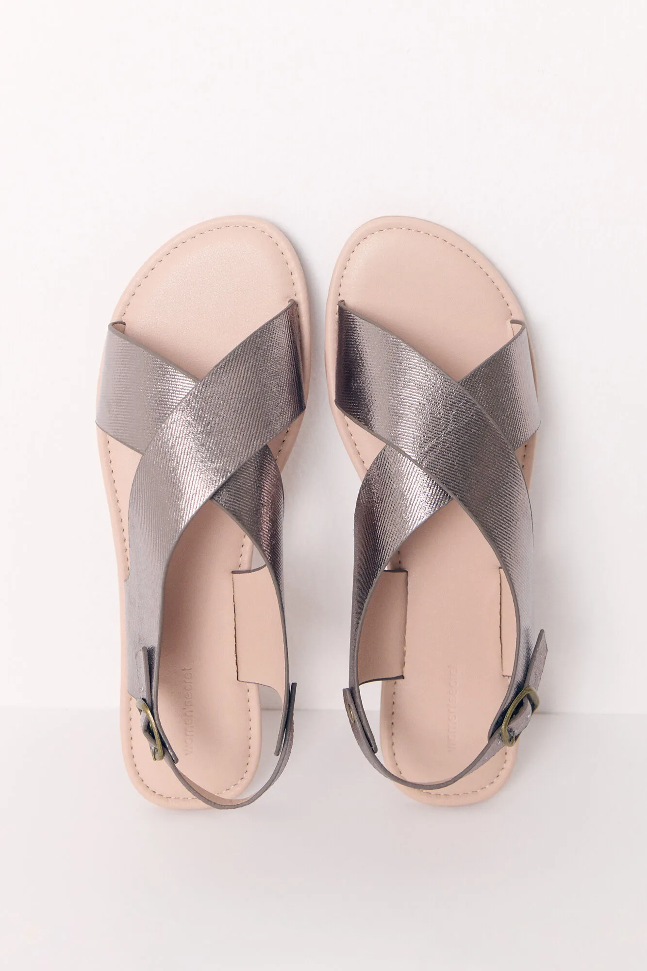 Sandalia plana cruzadas gris brillante