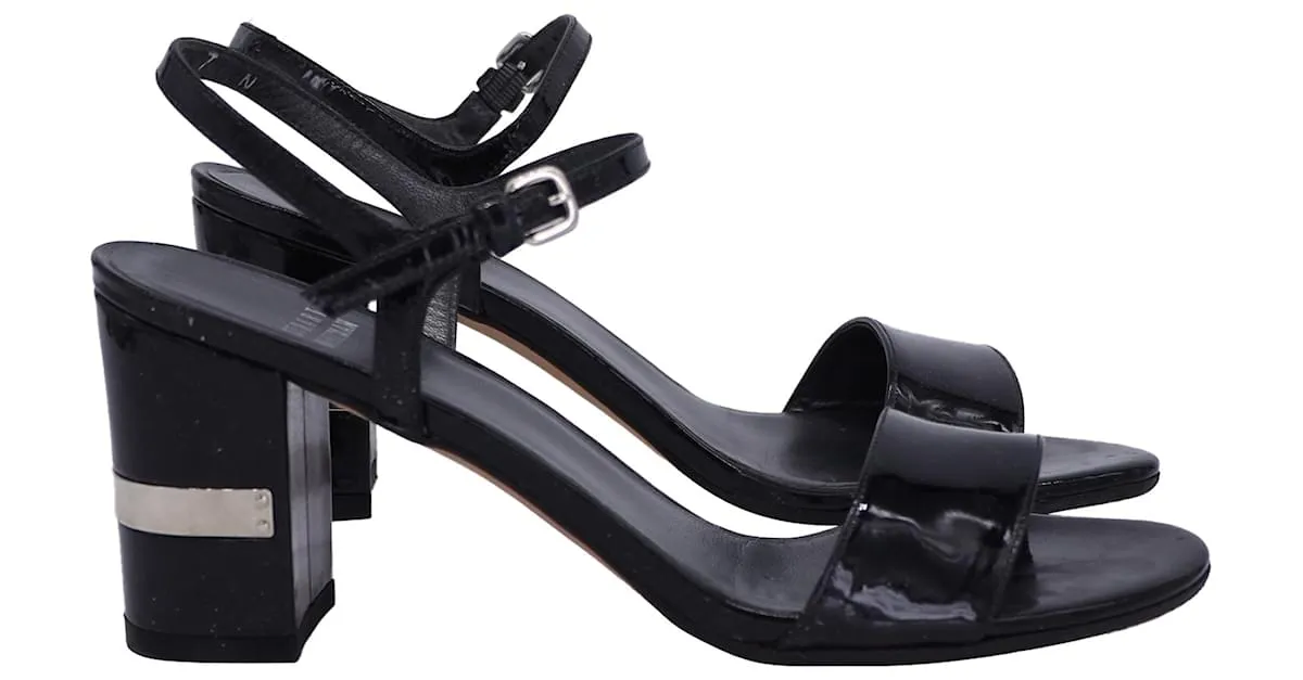 Sandalias de tira en el tobillo Stuart Weitzman en cuero negro brillante 