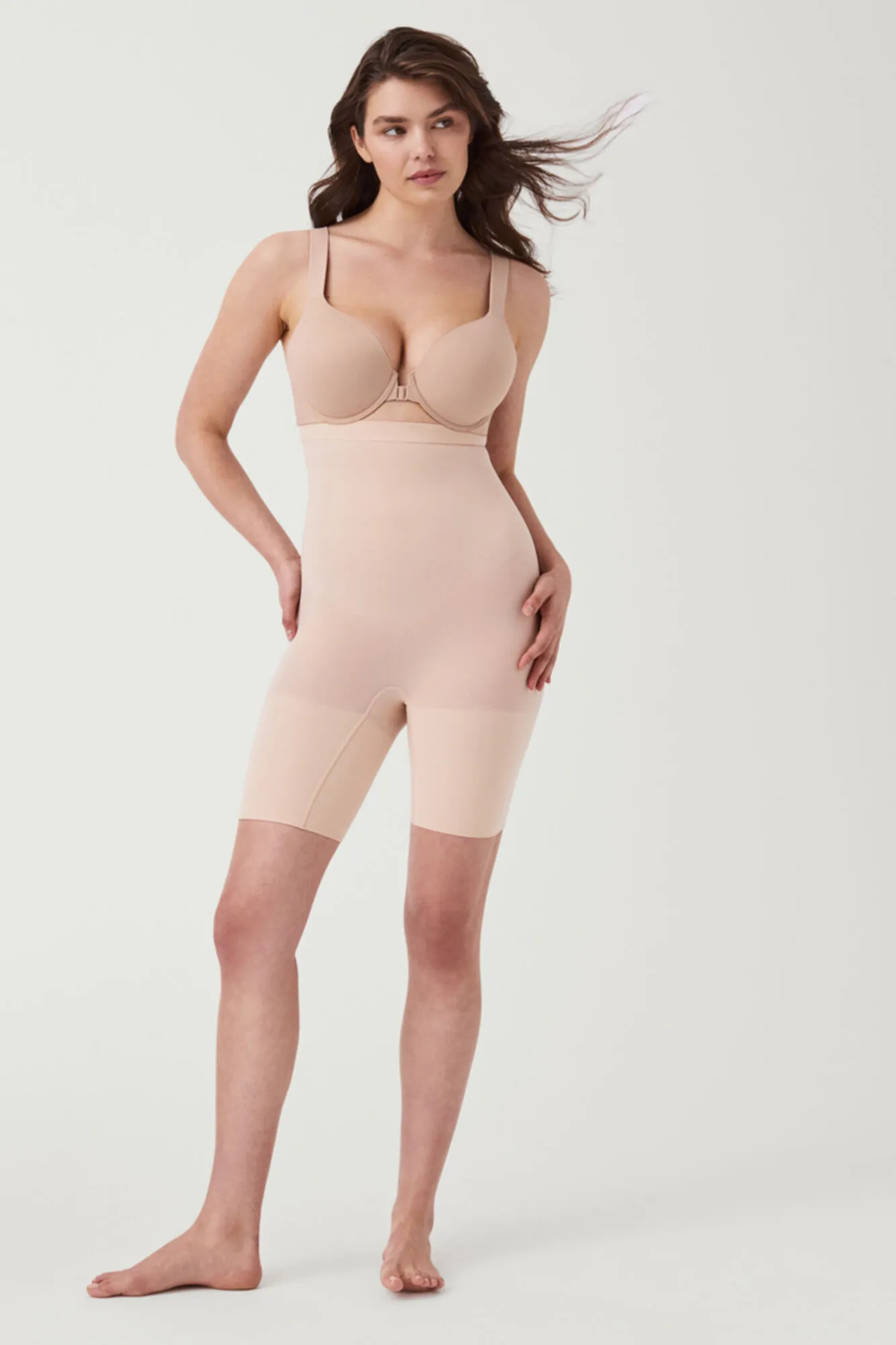Spanx Pantalón corto a media pierna de talle alto nude. SPANX