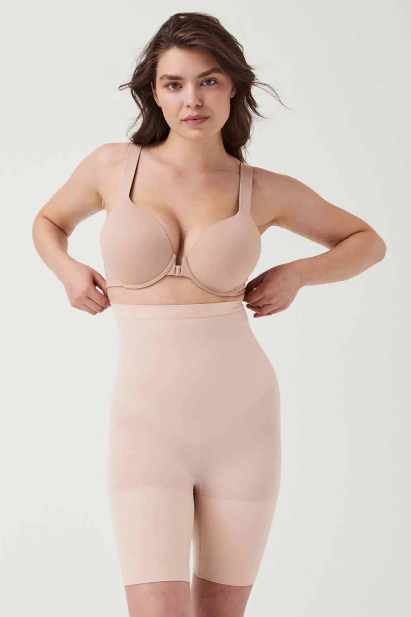 Spanx Pantalón corto a media pierna de talle alto nude. SPANX