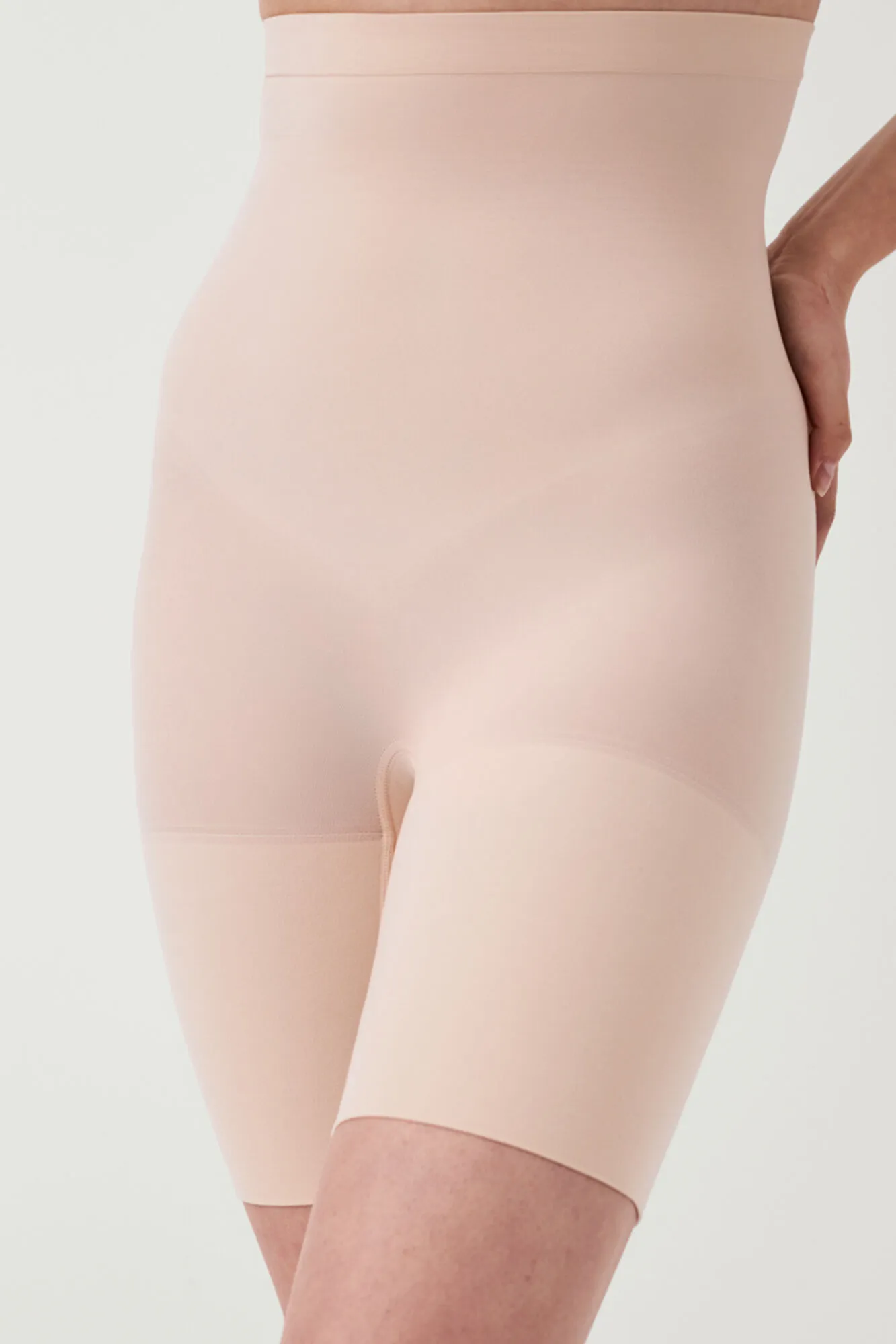 Spanx Pantalón corto a media pierna de talle alto nude. SPANX