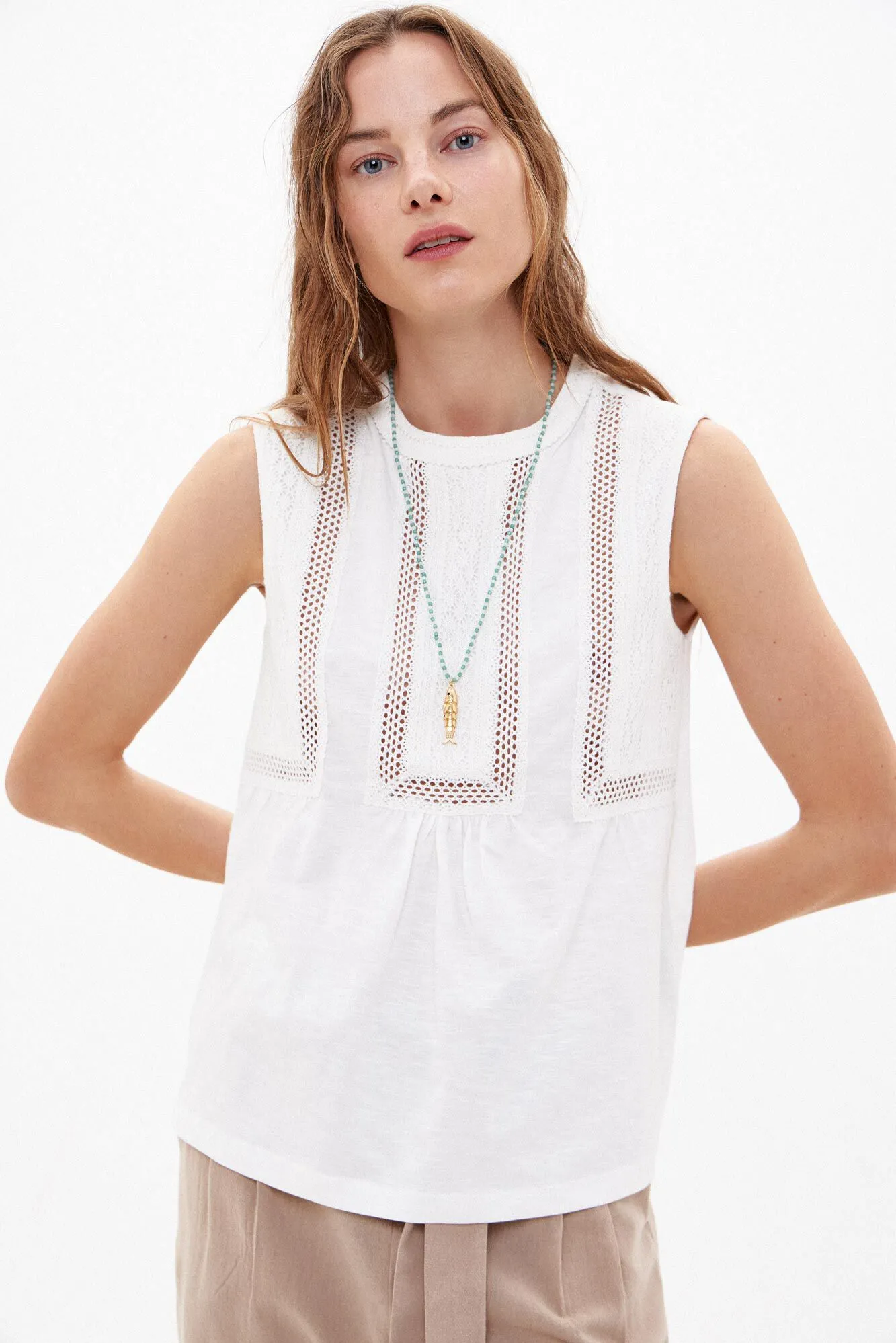 Tamara. Camiseta de algodón con encajes