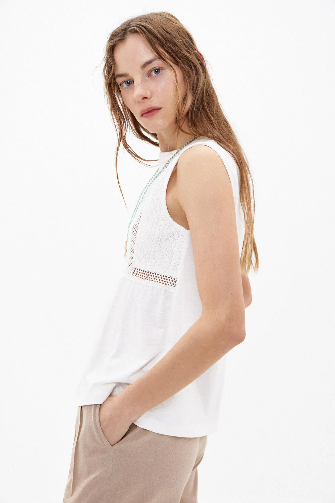 Tamara. Camiseta de algodón con encajes