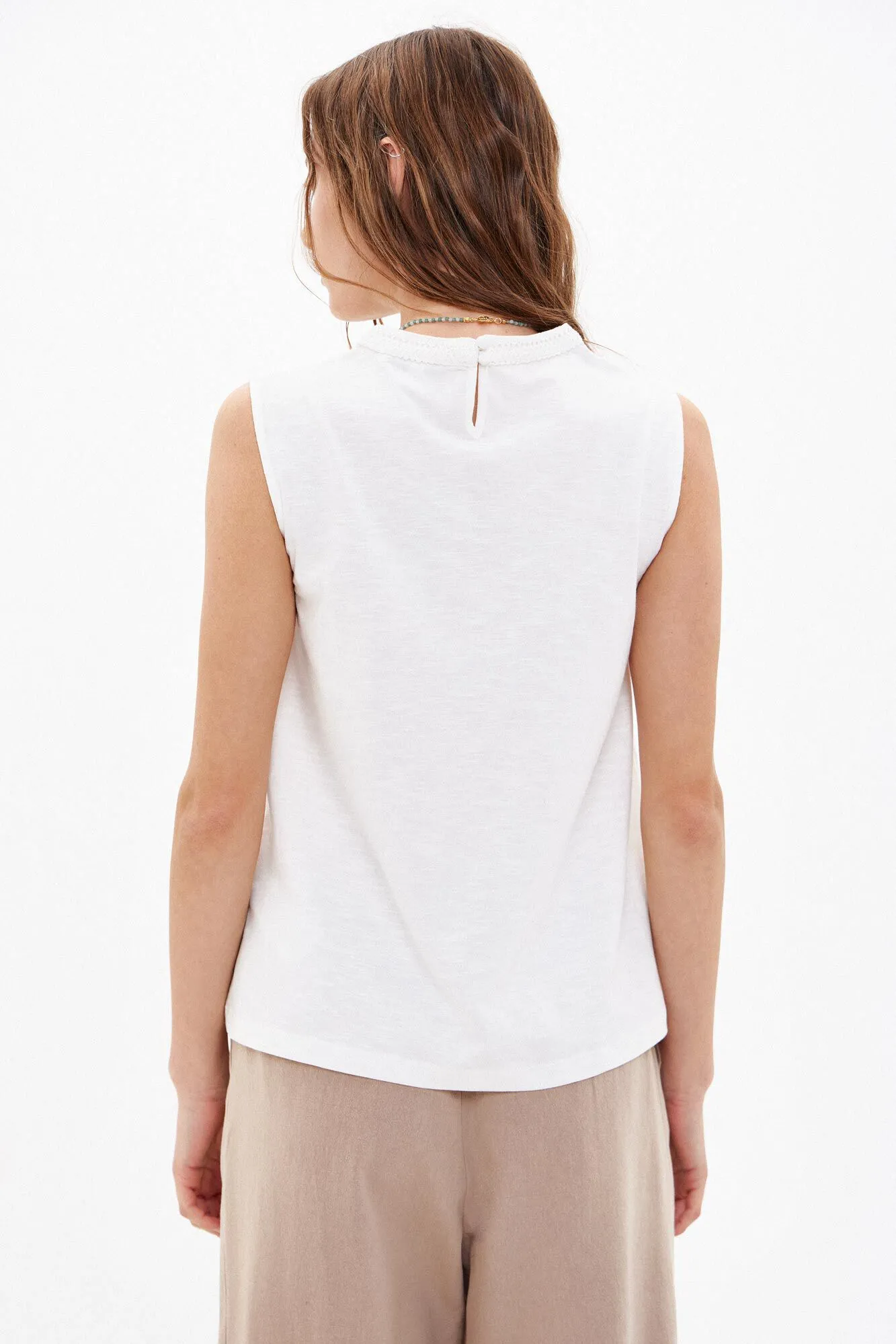 Tamara. Camiseta de algodón con encajes