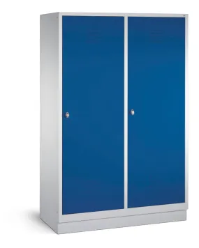 Taquilla guardarropa Cabo, 4 compartimentos, LxAxH: 1190x500x1800 mm, zócalo, gris, puertas azules