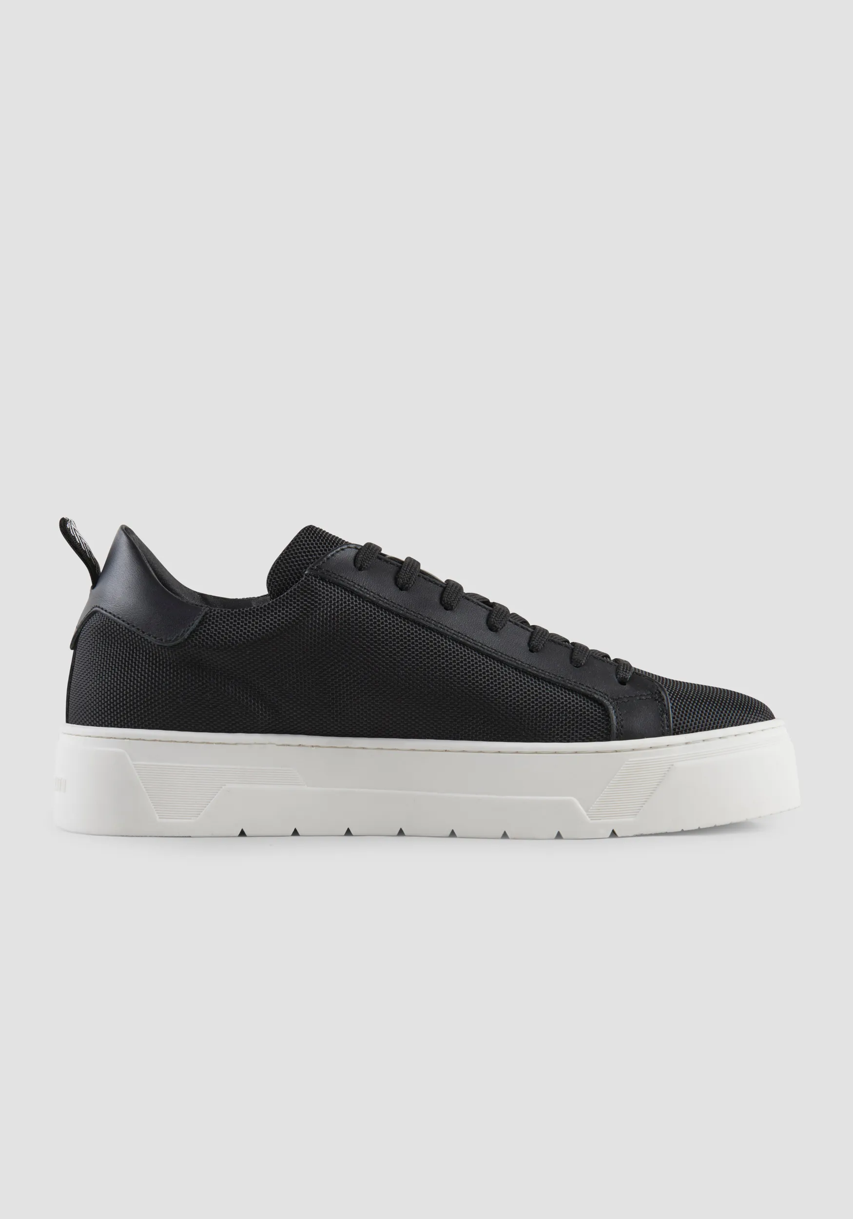 ZAPATILLA METAL BOLD EN NYLON Y PIEL